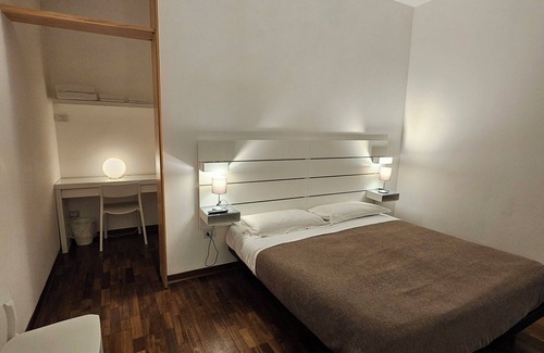 Potenza House | Double or Twin - Private Bathroom Inside and Private Parking in Loco