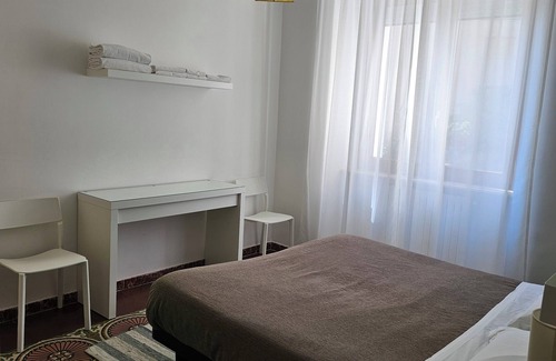 Potenza House | Double or Twin - Shared Bathroom and Private Parking in Loco