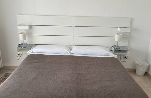 Potenza House | Double or Twin - Shared Bathroom and Private Parking in Loco