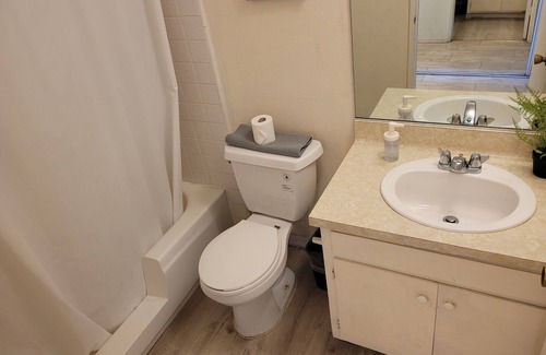 Pico - Robertson Apartment | Double Queen Bed Unit with AC and WiFi in Beverly Hills