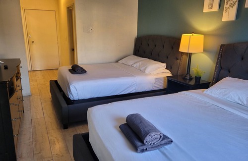 Pico - Robertson Apartment | Double Queen Bed Unit with AC and WiFi in Beverly Hills