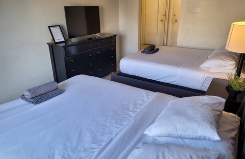 Pico - Robertson Apartment | Double Queen Bed Unit with AC and WiFi in Beverly Hills