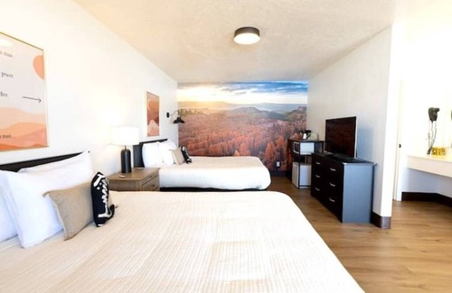Panguitch Hotel | Double Queen Bedroom Western Themed Bryce Canyon