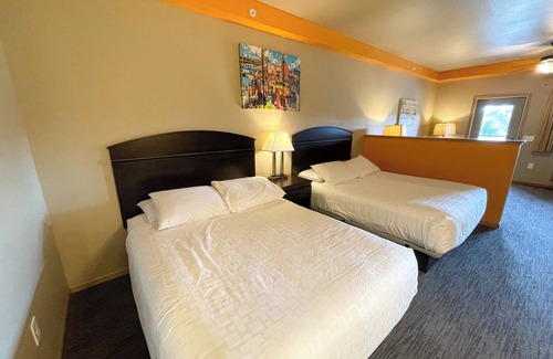 Spring Brook Hotel | Double Queen Hotel Room @ Spring Brook Resort