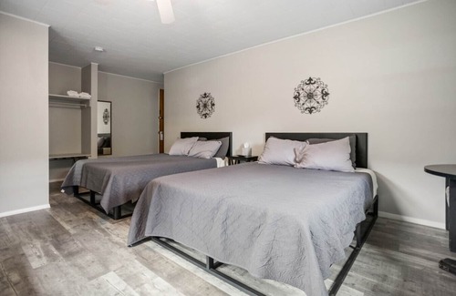 Wellsboro Hotel | Double Queen Motel Suite w/Mountain Views