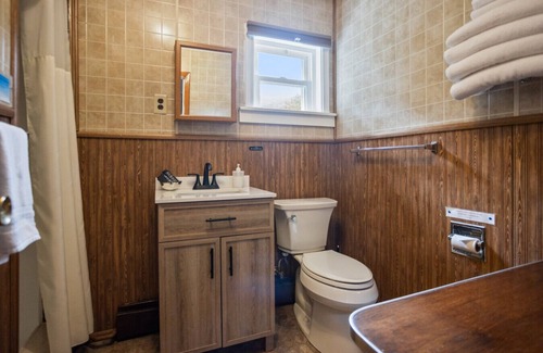 Wellsboro House | Double Queen Motel Suite w/Mountain Views