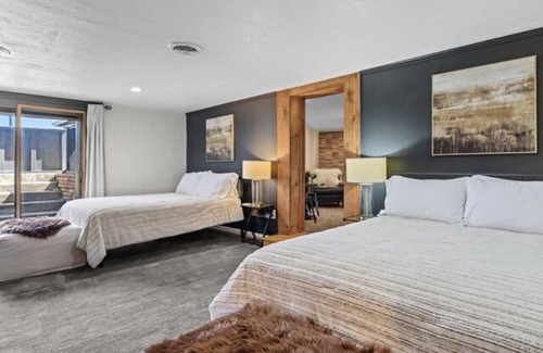 Rapid City Bed & Breakfast | Double Queen Suite 5 - Black Forest Inn Bed and Breakfast