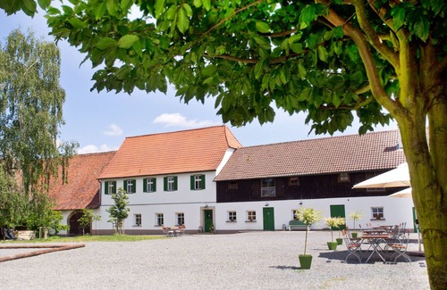 Redwitz an der Rodach Apartment | Double room country garden or castle view on a four-sided courtyard to the castle grounds!