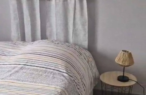 Saint-Andre-de-Cubzac Bed & Breakfast | Double room with bathroom and toilet attenante.Pt Breakfast available.