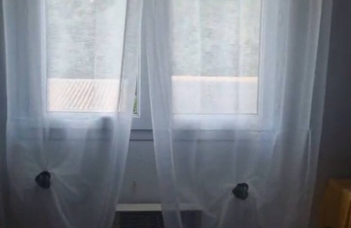 Saint-Andre-de-Cubzac Bed & Breakfast | Double room with bathroom and toilet attenante.Pt Breakfast available.