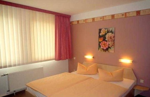 Sangerhausen House | Double Room 3 - Rosen-Hotel Sangerhausen