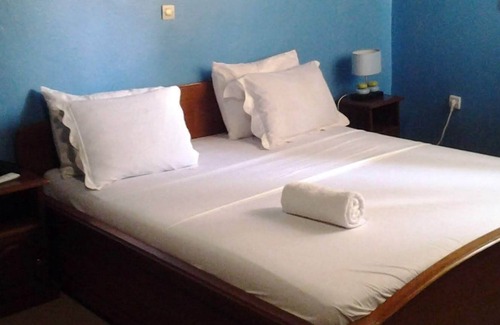 Kribi House | Double room-Basic-Ensuite with Shower-Garden view