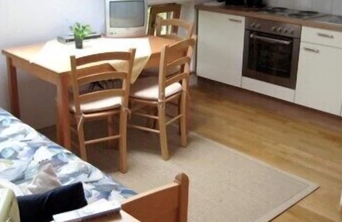 Neuoetting Apartment | Double room, bathroom with shower, separate toilet, upper floor, TV, WiFi, hair dryer, non-smoking