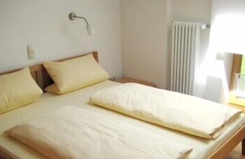 Neuoetting Apartment | Double room, bathroom with shower, separate toilet, upper floor, TV, WiFi, hair dryer, non-smoking
