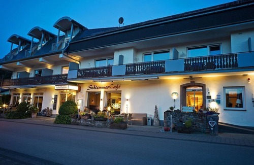 Meerfeld House | Double room "Bio Relax Sweet" shower/WC/balcony - NaturPurHotel Maarblick