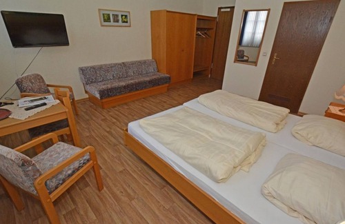 Waldbockelheim House | Double room C/Economy, shower/WC, 1 bedroom - Weinhaus Hehner-Kiltz