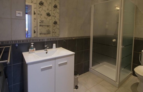 Saint-Affrique House | Double room-Comfort-Ensuite with Shower-1