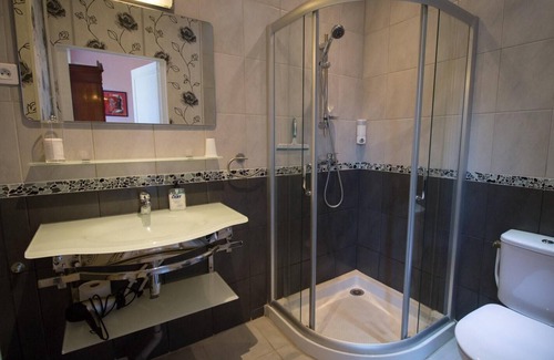 Saint-Affrique House | Double room-Comfort-Ensuite with Shower-1