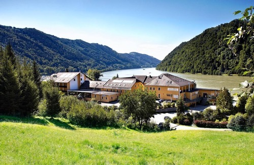 Schlogen House | Double room Danube Garden (1 adult + 1 child) bath, WC - Riverresort Donauschlinge