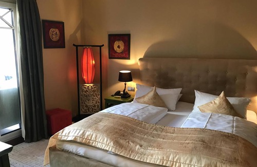 Muelheim Hotel | Double room, shower, toilet, river view