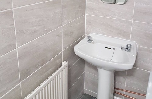 Townfield House | Double Room Free WIFI - Close to Central London & Heathrow Airport