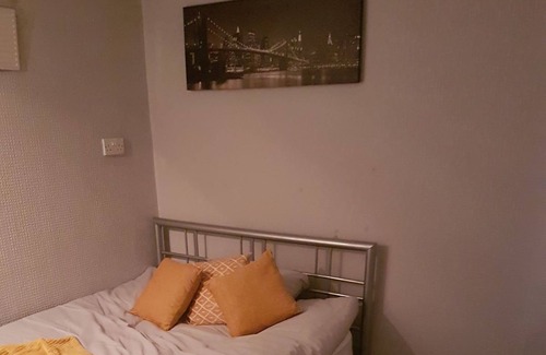 Townfield House | Double Room Free WIFI - Close to Central London & Heathrow Airport