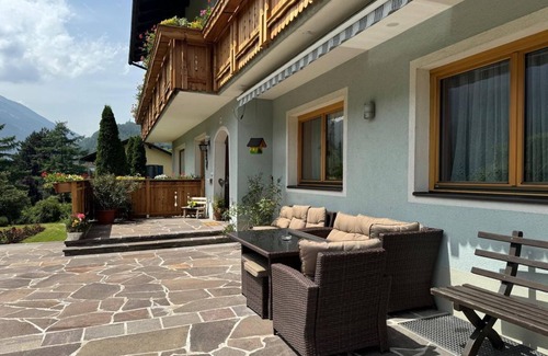Zandlach Bed & Breakfast | Double room "Goldeck view" - Landhaus Königsreiner