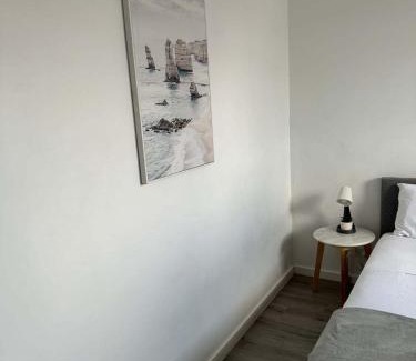 Guildford West House | Double Room in Guildford West - Near Parks & Eateries - Explore with Ease - Shared Bathroom