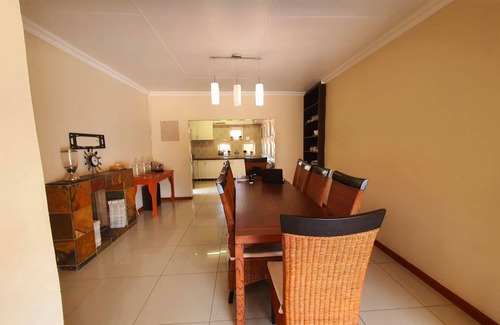 Mahikeng Cabin | Double Room in cosy Guesthouse, one of the select guesthouses in Mahikeng !