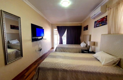 Mahikeng Cabin | Double Room in cosy Guesthouse, one of the select guesthouses in Mahikeng !