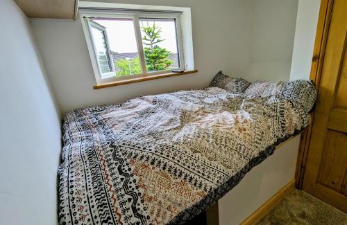 Bromley Cross House | Double Room l Large TV l Great Transport Links