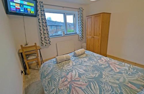 Bromley Cross House | Double Room l Large TV l Great Transport Links