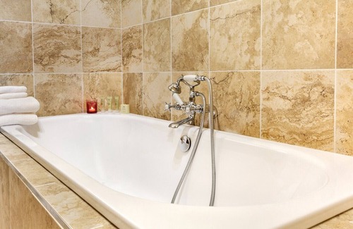 Staddlebridge House | Double room-Luxury-Ensuite with Bath-and Shower The Hurworth