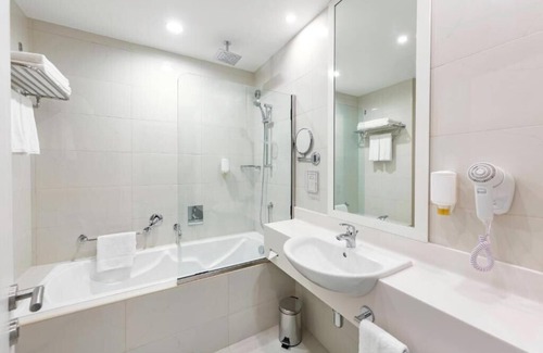 Dafan Al Nakheel Apartment | Double Room Near Al Naeem Mall by E R
