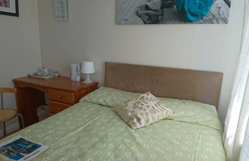 Harlington House | Double Room private shower room - deg-yr