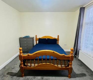 Nottingham House | Double room share bathroom