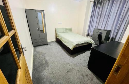 Nottingham House | Double room share bathroom