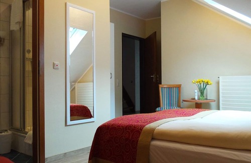 Monschau Hotel | Double room, shower (shared toilet) - Hotel Alt Montjoie