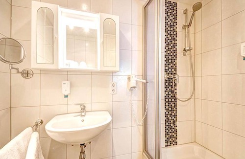 Monschau Hotel | Double Room Shower /WC - Hotel Alt Montjoie