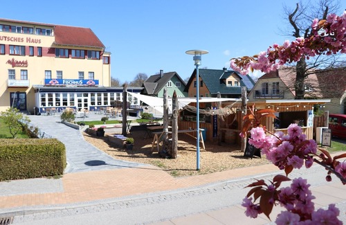 Ostseebad Wustrow Apartment | Double room with balcony directly at the harbor of Wustrow