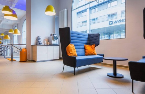 Elisabeth-Vorstadt House | Double room with bath, toilet - a & o Salzburg Hauptbahnhof