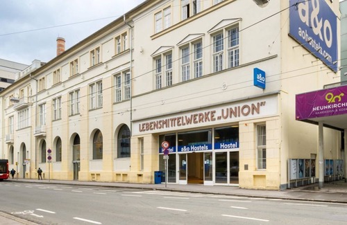 Elisabeth-Vorstadt House | Double room with bath, toilet - a & o Salzburg Hauptbahnhof