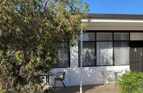 Strathmerton House | Double Room with Private Bathroom and Kitchenette near Murray River