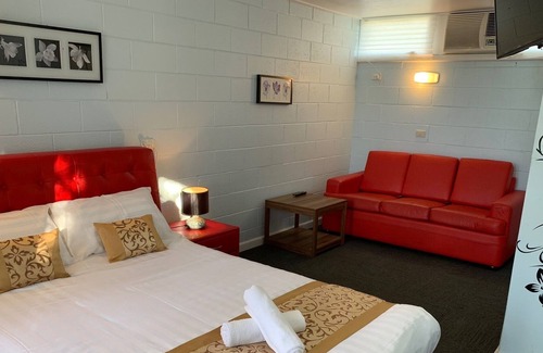 Strathmerton House | Double Room with Private Bathroom and Kitchenette near Murray River