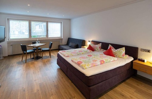 Trittenheim Bed & Breakfast | Double room with shower and toilet - Ferienweingut Monzel