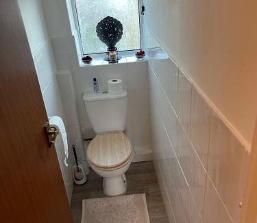 Kidderminster House | Double rooms available, near Safari Park & Hospital