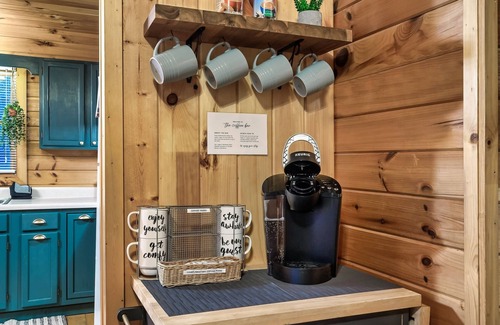 Pigeon Forge Cabin | DoubleDecker🌞2 Private King Suites🌞Hot Tub~5 Mins to DT