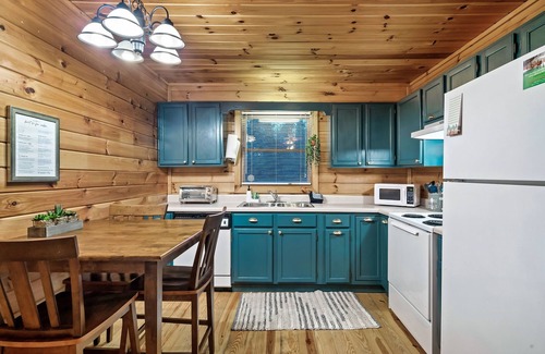 Pigeon Forge Cabin | DoubleDecker🌞2 Private King Suites🌞Hot Tub~5 Mins to DT