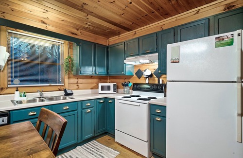 Pigeon Forge Cabin | DoubleDecker🌞2 Private King Suites🌞Hot Tub~5 Mins to DT