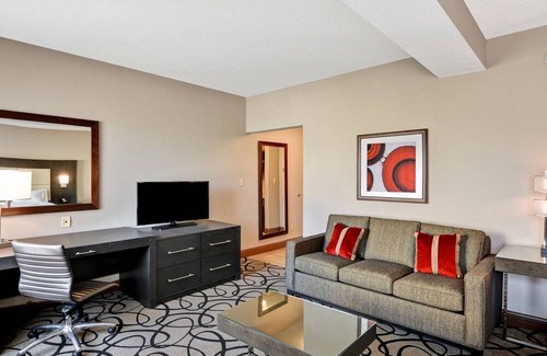 Hattiesburg Hotel | Doubletree by Hilton Hattiesburg 1 King Studio Suite Mobility/Hearing Accessible Tub